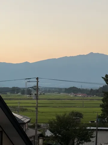 夕暮れの田園と山並み
