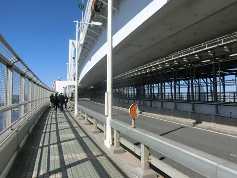 風と影の道、橋上の散歩