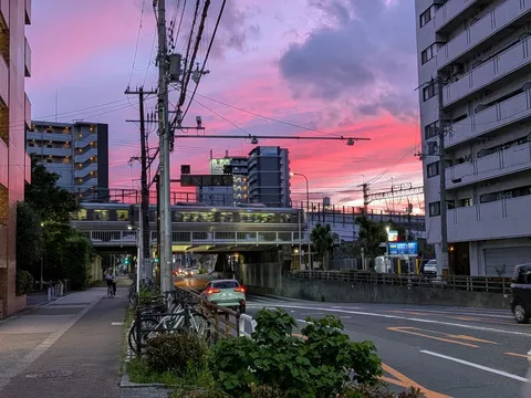 茜空と電車の走る街