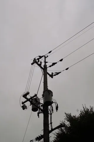 静かな電線の午後