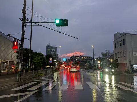 雨上がりの交差点、光の映り込み