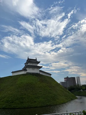 緑の丘に浮かぶ城影