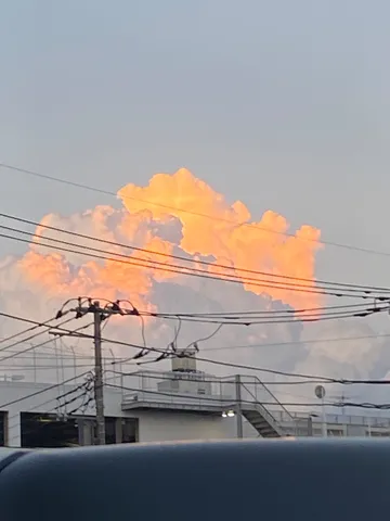 空を染める、夕焼け雲のコントラスト