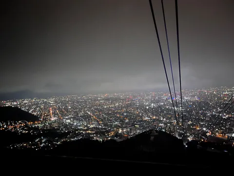 夜景に誘うロープウェイ