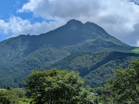 緑萌える山々の稜線