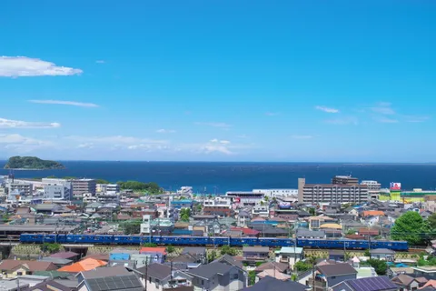 青い空と海、都会の風景