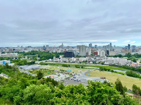 緑と都市のコントラスト