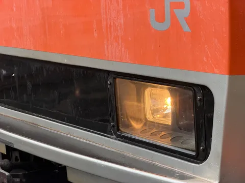 オレンジ列車に灯る一瞬