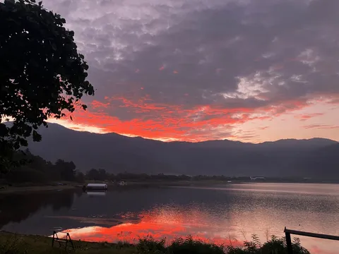 赤く染まる湖畔の夕暮れ
