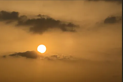雲間に輝くオレンジの太陽