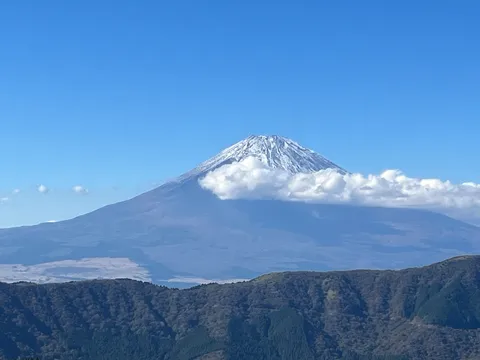 空と雪を結ぶ円錐の線