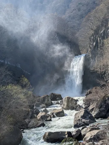 水しぶきは天然ミスト！滝の迫力