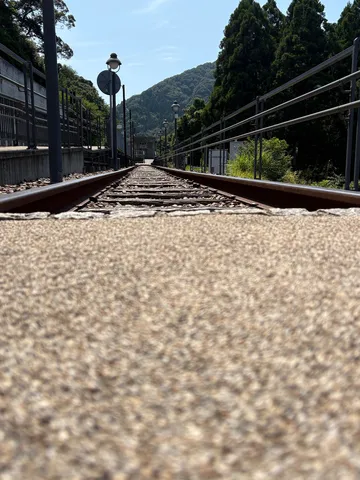 線路の先に広がる緑