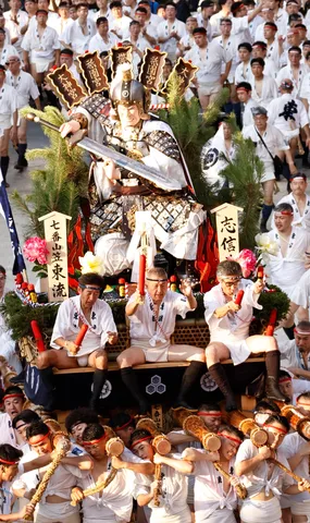 勇壮な武者と祭りの高揚