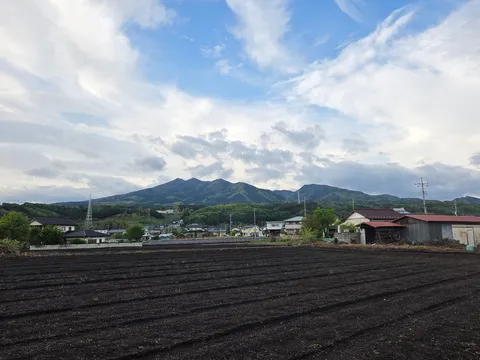 耕された大地と山のコントラスト