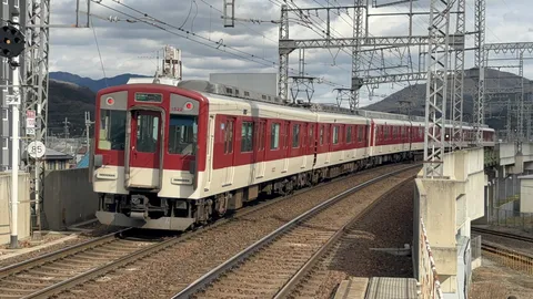 雲下のカーブ、列車は行く