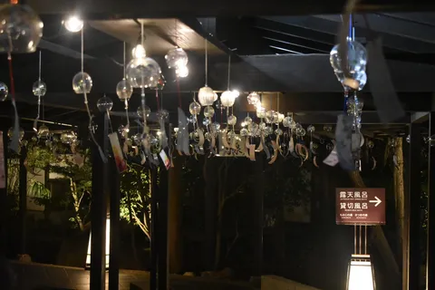 夜のガラス風鈴が揺れる廊下