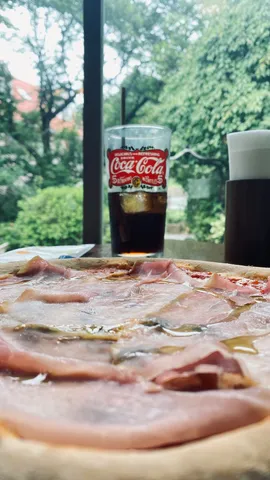 窓辺のピッツァとコカ・コーラ