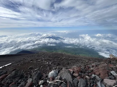 雲海と岩肌、広がる絶景