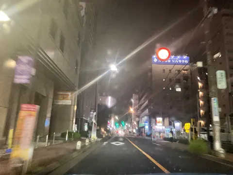 夜の街路に滲む灯