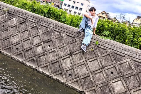 川岸に佇む静かな時間