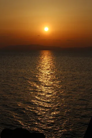 海に映る夕日の黄金の道