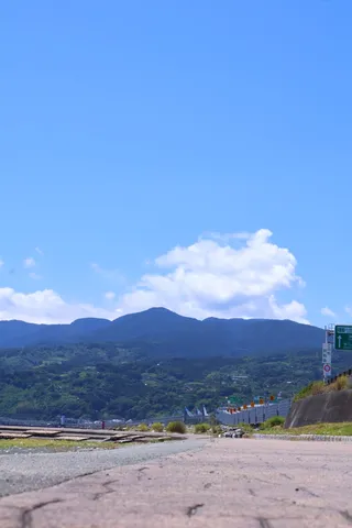 青空と山並みのコントラスト