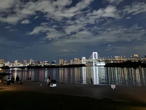 水面に映る都会の輝きと夜空