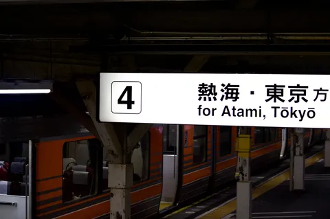 夜の駅、旅立ちの予感