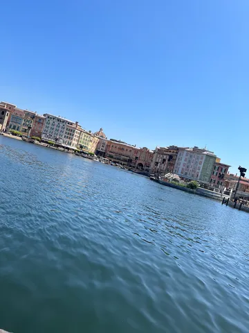 水面に映る異国の街並み