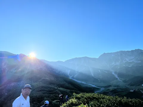 朝焼けに輝く山道