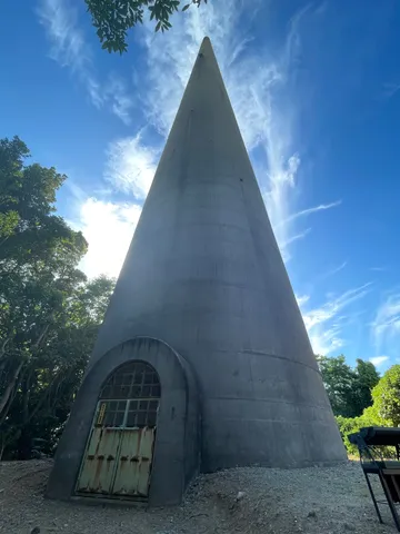 青空にそびえる謎の円錐塔