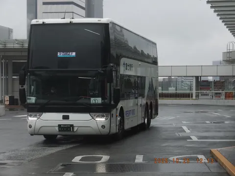 雨上がりの屋上を走る旅客バス