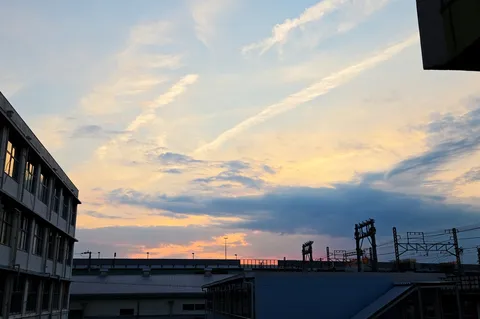 夕暮れに浮かぶ都会の空