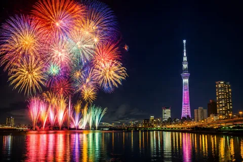 夜空の主役争い？花火VSスカイツリー