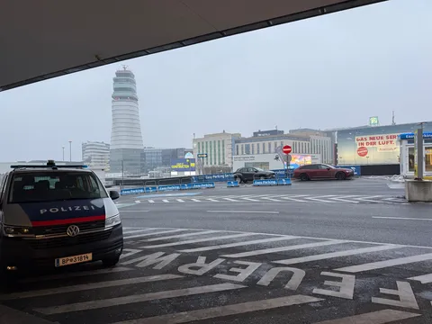 雨空の空港、ポリスカーと管制塔