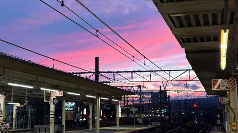 夕焼けと架線のホーム