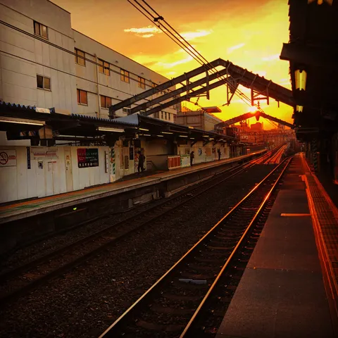 茜空と線路のきらめき