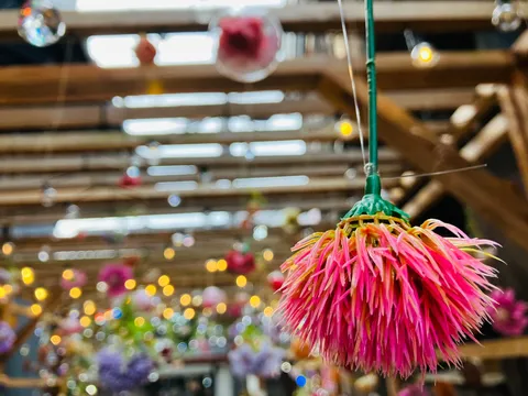 宙に舞うピンクの花飾り