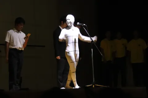 躍動する白と影