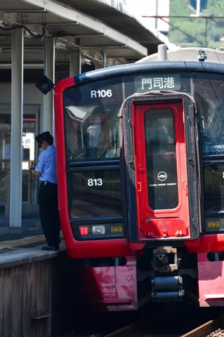 駅員さんの仕草、列車の赤