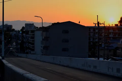 茜色に染まる街の夕暮れ