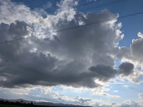 不穏な空と電線