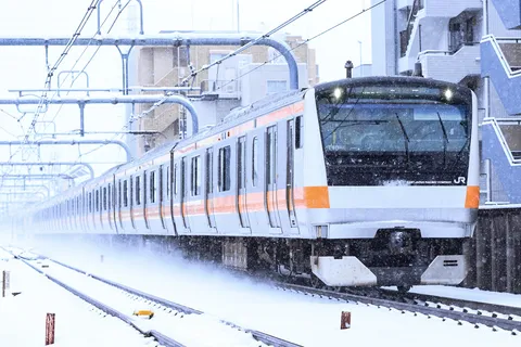 雪煙を上げる列車