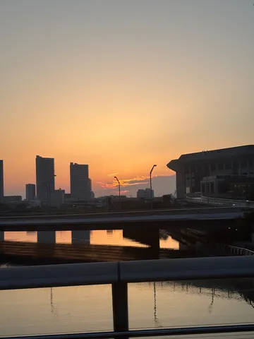 水面に映る都会の夕暮れ