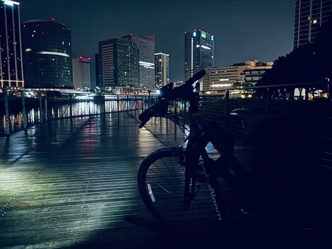 雨上がりの街と自転車