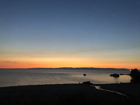 夕焼けに染まる穏やかな海辺