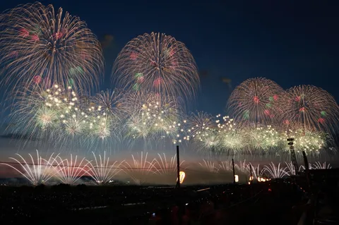 夜空を埋め尽くす光のシャワー