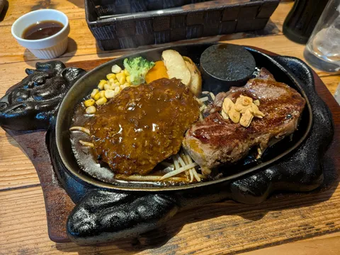 鉄板に広がる肉の匂い
