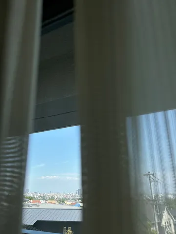 カーテン越しの都会の空